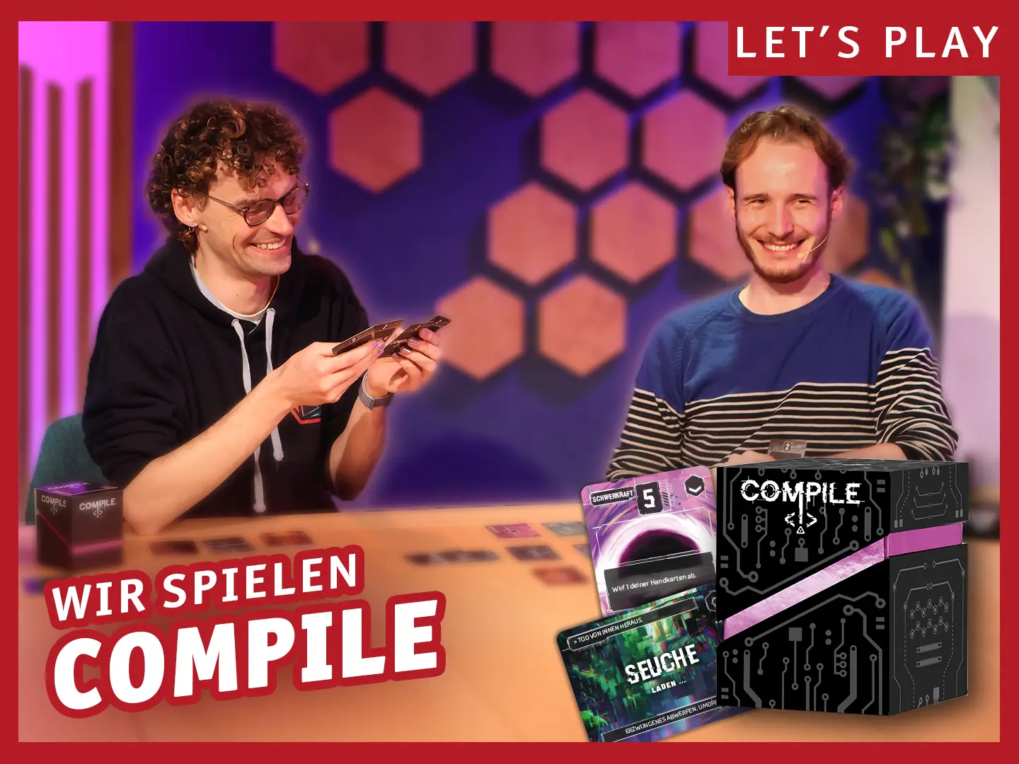 Wir spielen Compile; Zwei Männer sitzen an einem Tisch und spielen das Kartenspiel Compile