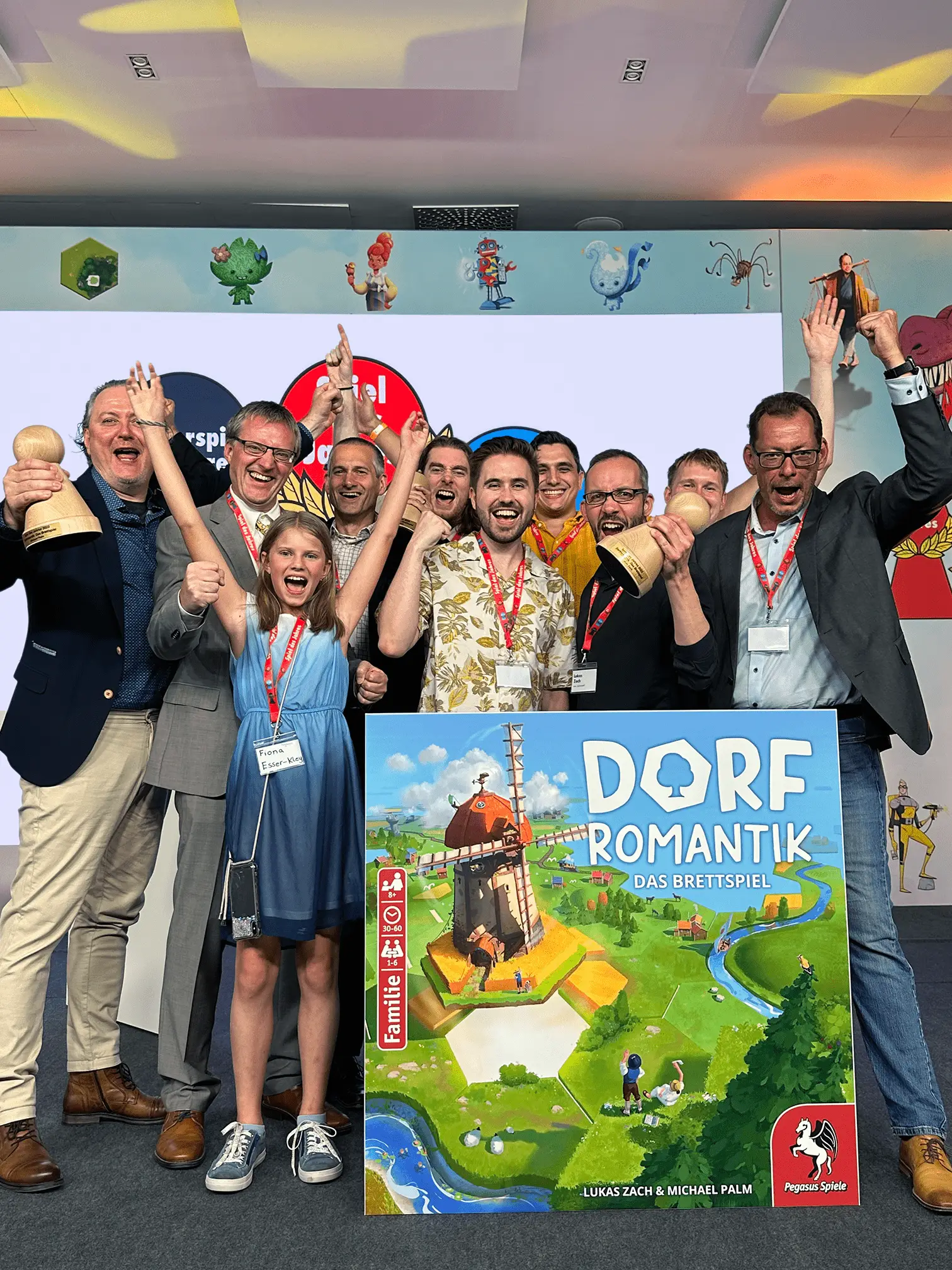 Menschenmenge jubelt bei Spiel des Jahres Verleihung 2023 mit Dorfromantik - Das Brettspiel