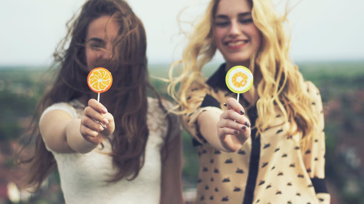 Zwei junge Frauen mit Lollis