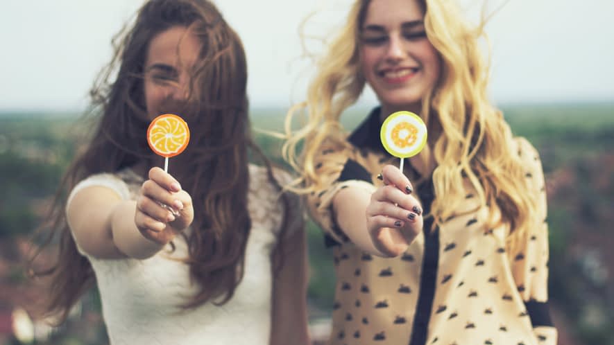 Zwei junge Frauen mit Lollis