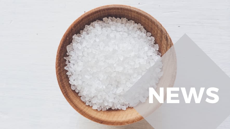 Schüssel mit grobem Salz