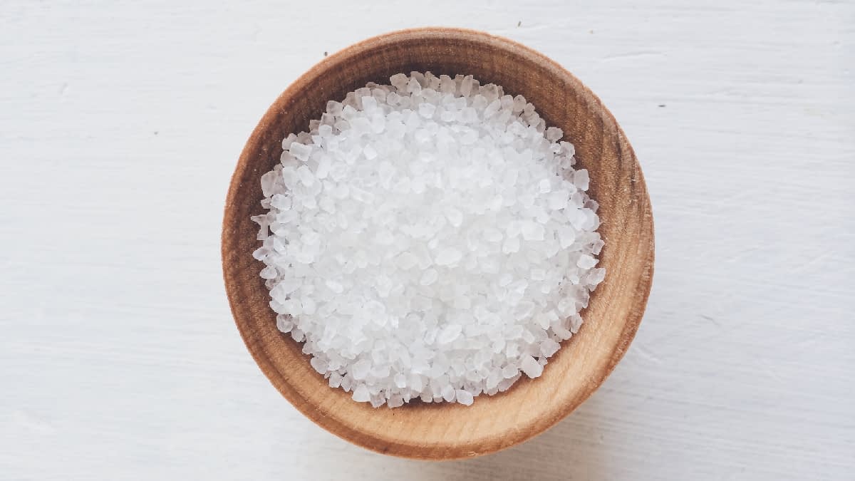 Schüssel mit grobem Salz