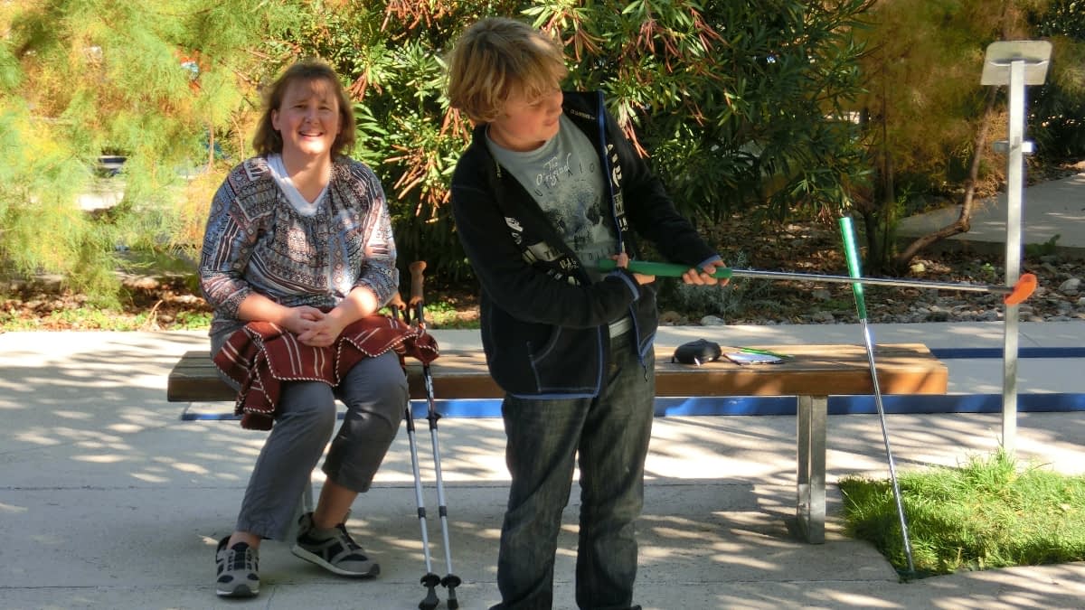 Simone und ihr Sohn im Park