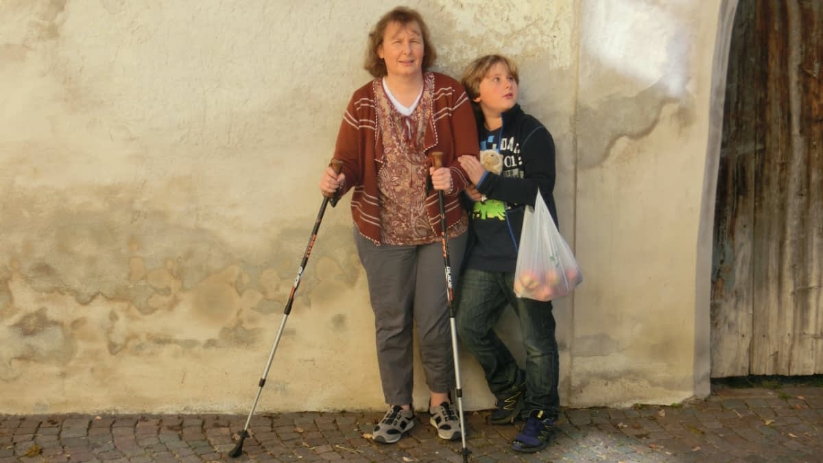 Simone und ihr Sohn beim Einkaufen