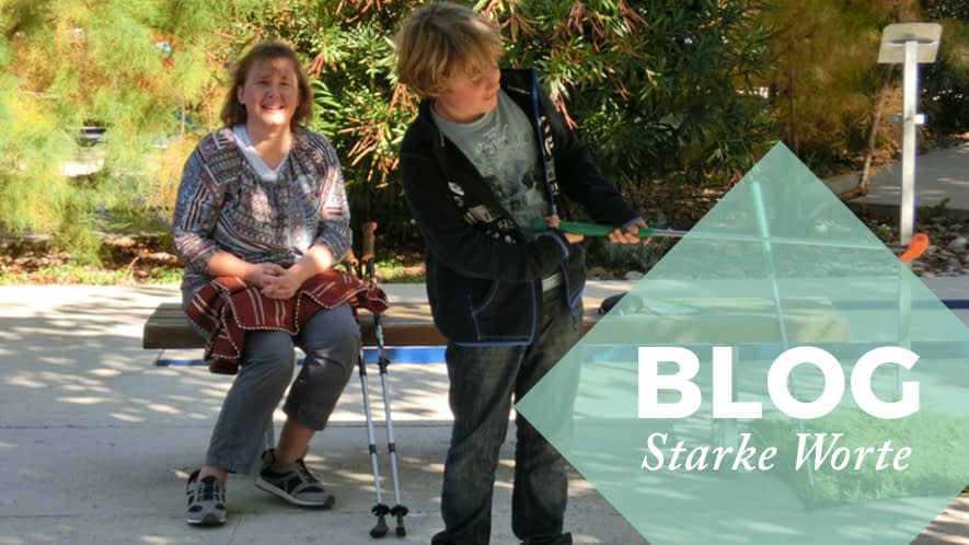 Simone und ihr Sohn im Park