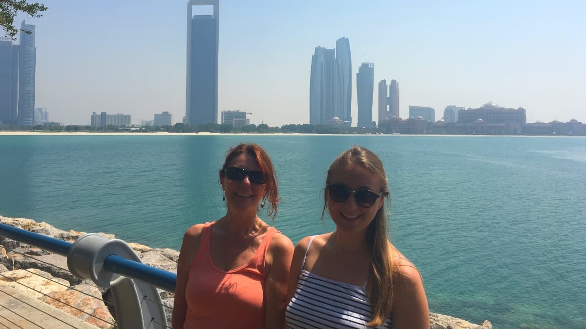 Mathilde und Heike vor der Skyline von Dubai