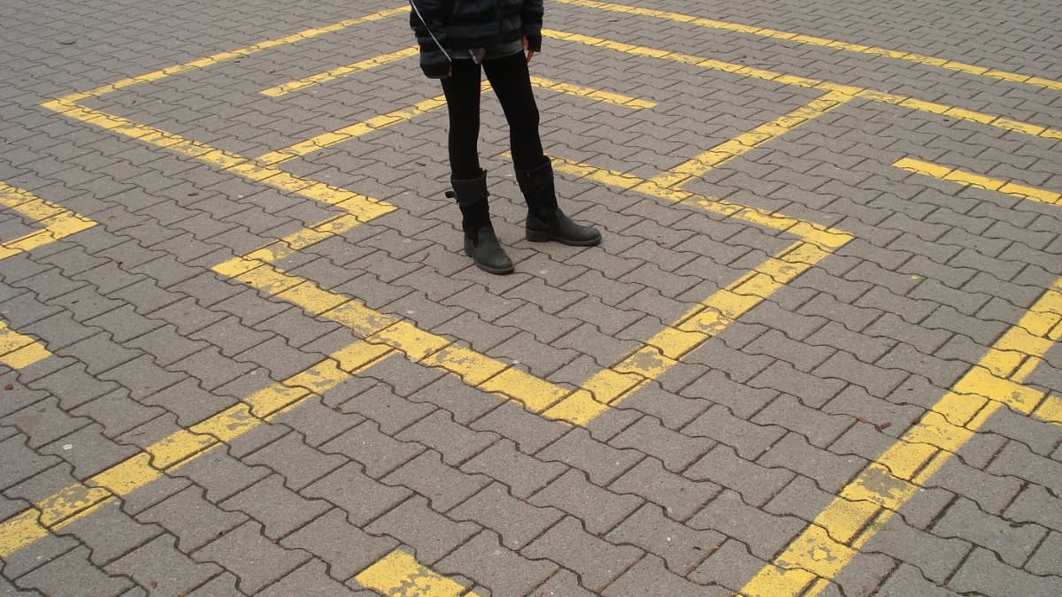 Mensch in gelbem Labyrinth