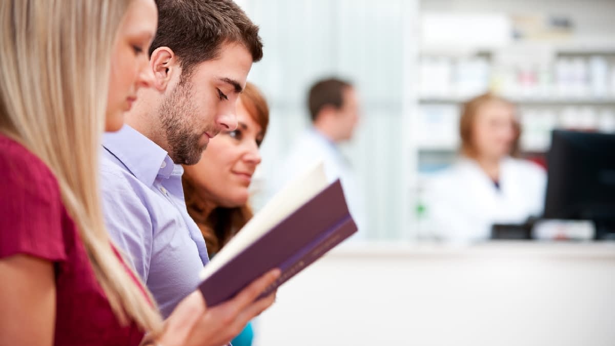 Drei Personen warten beim Arzt.