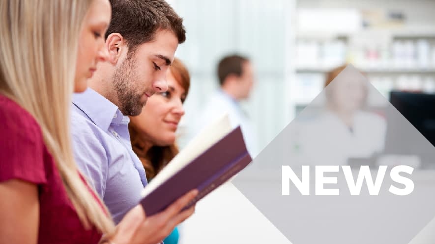 Drei Personen warten beim Arzt.