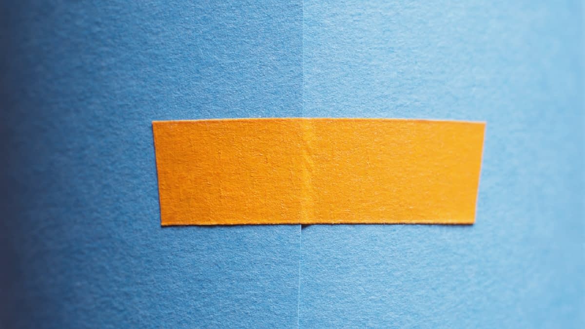 Orangenes Pflaster auf blauem Grund.