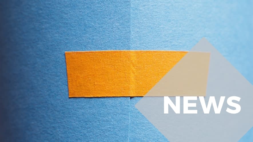 Orangenes Pflaster auf blauem Grund.