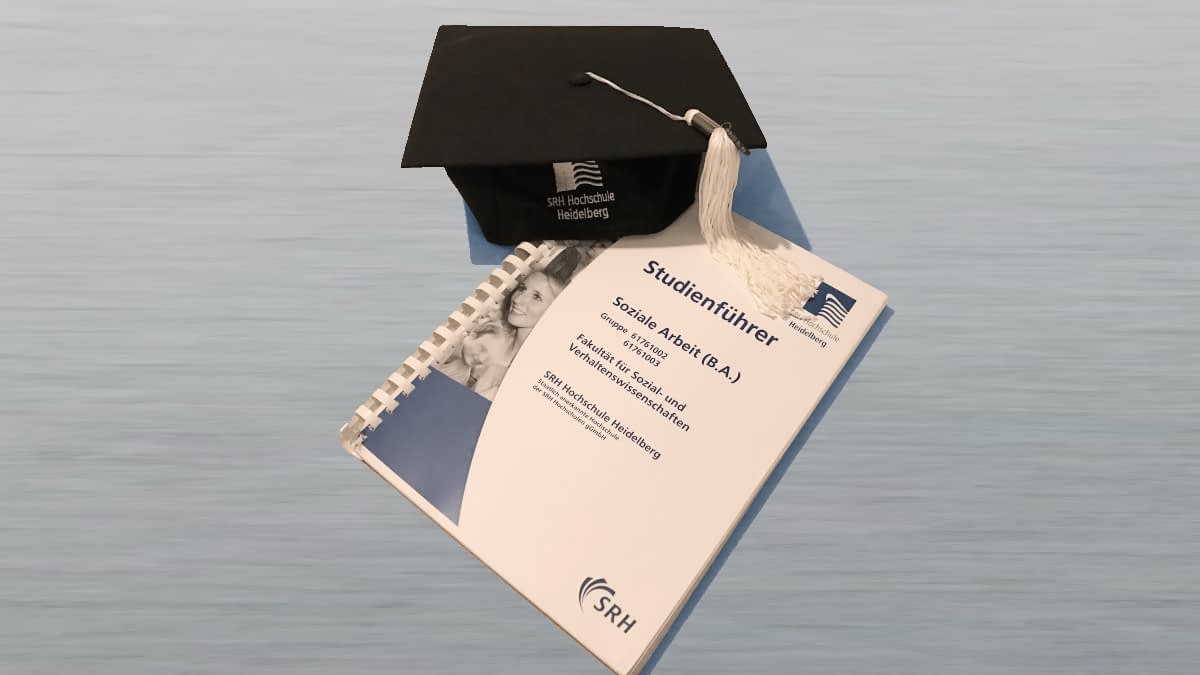 Abschlusszeugnis und Diplomhut