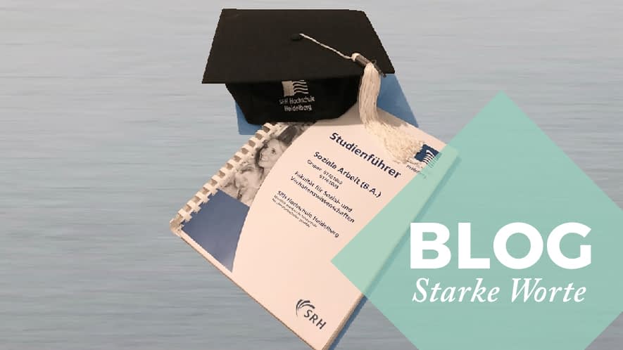 Starke Worte: Abschlusszeugnis und Diplomhut