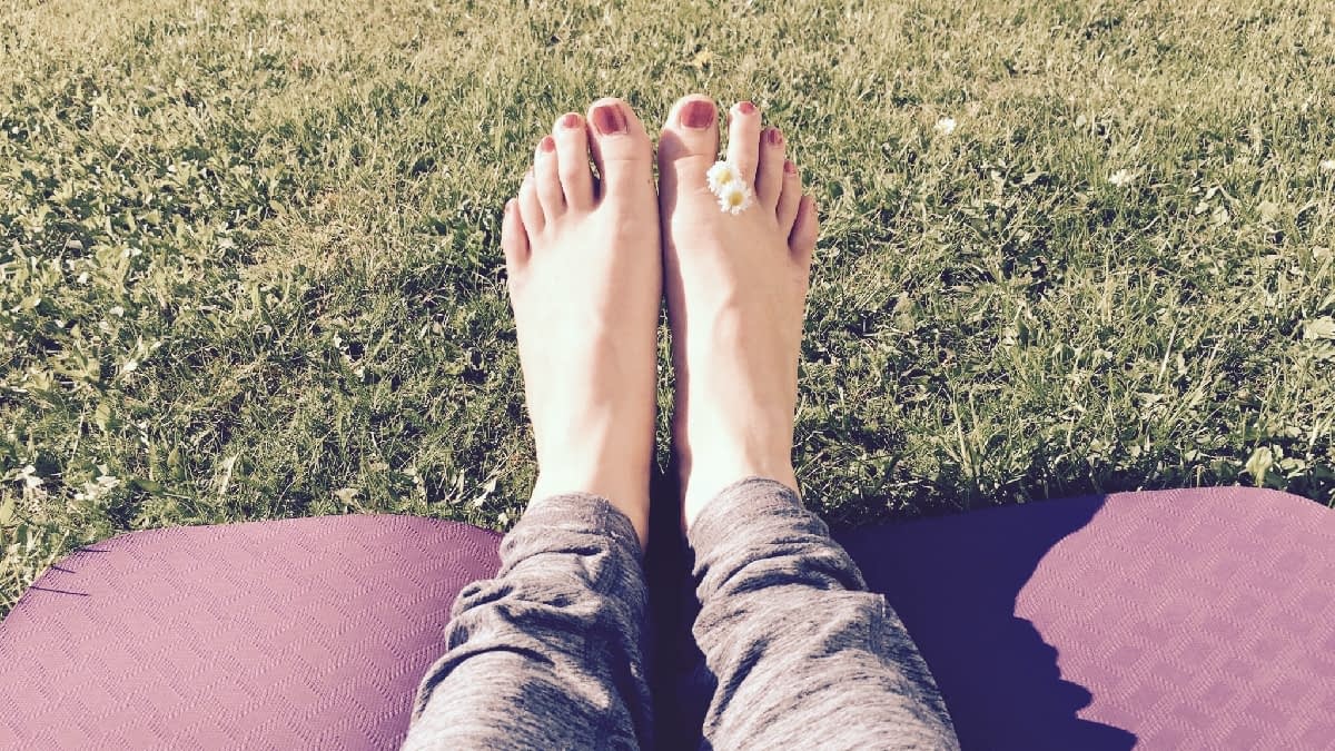 Füße auf einer Yoga Matte