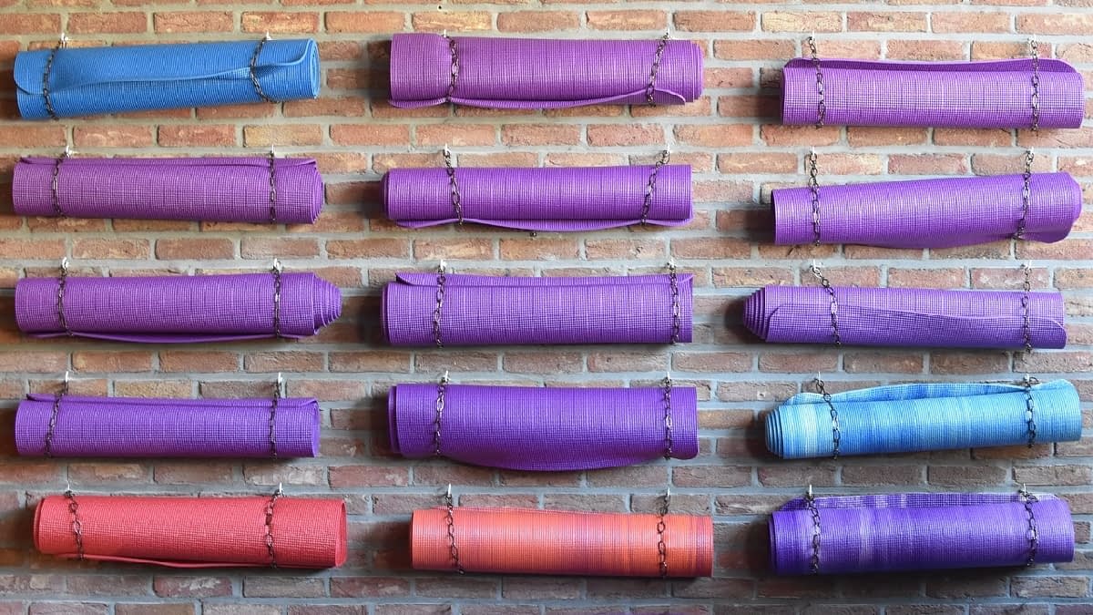 Yoga-Matten an der Wand