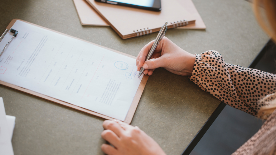 Frau unterschreibt ein Dokument
