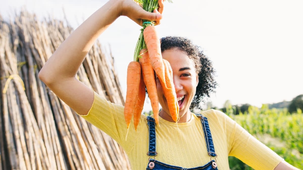 Farmer-Mädchen mit Karotten