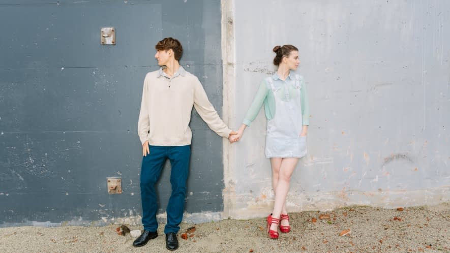 Händchenhaltendes Pärchen blickt in zwei verschiedene Richtungen