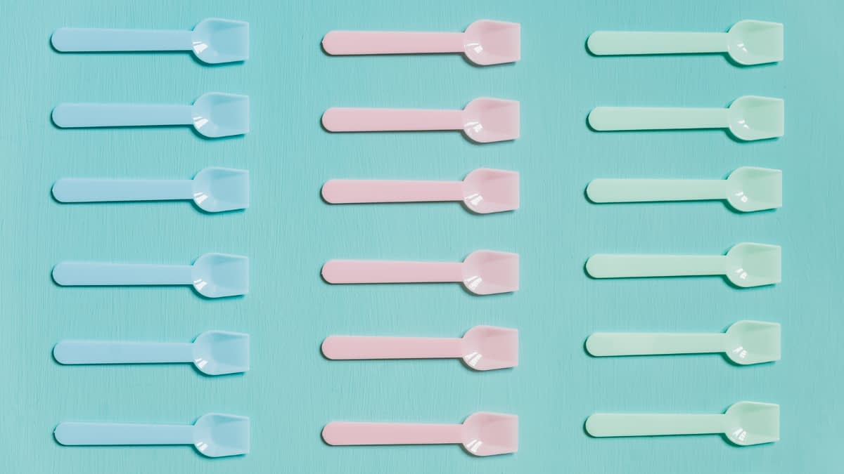 Eislöffel auf türkisem Grund