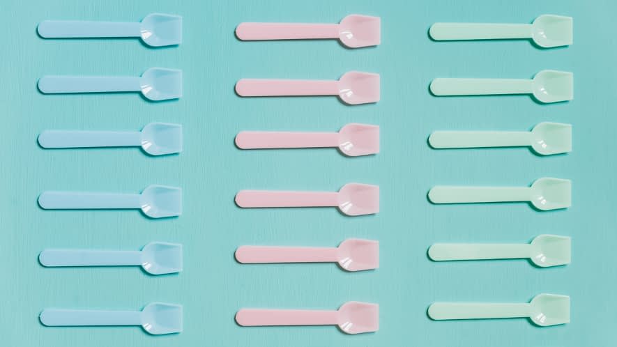 Eislöffel auf türkisem Grund