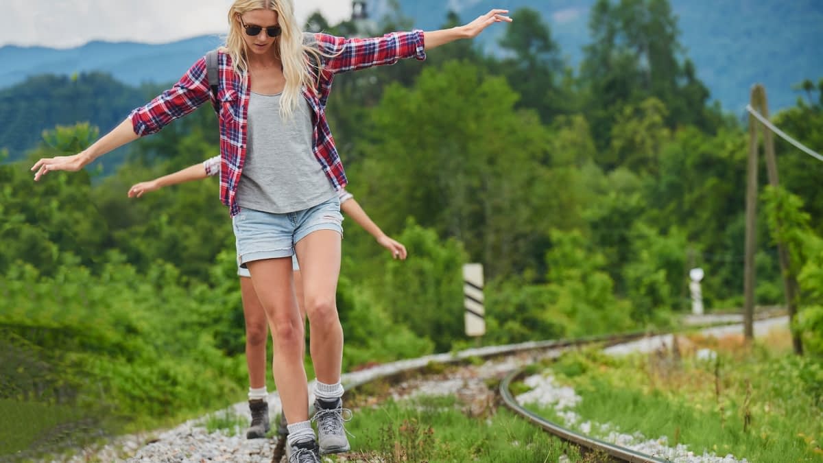 Mädchen balancieren auf Schienen
