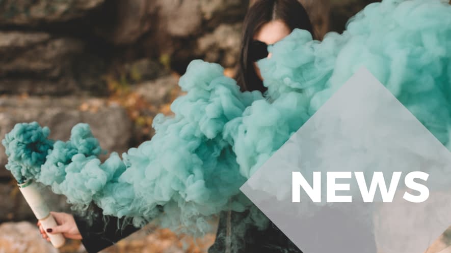 Frau hinter farbiger Rauchwolke