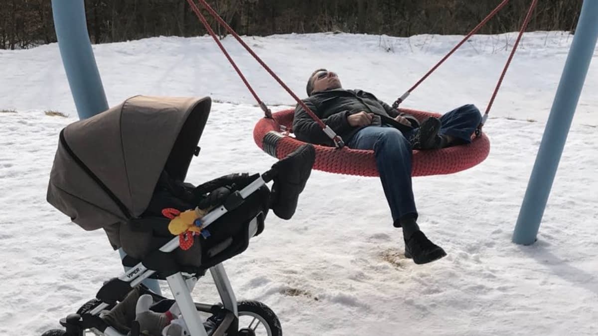 MS-Betroffener Carsten liegt in Netzschaukel MS-Betroffener Carsten liegt in Netzschaukel