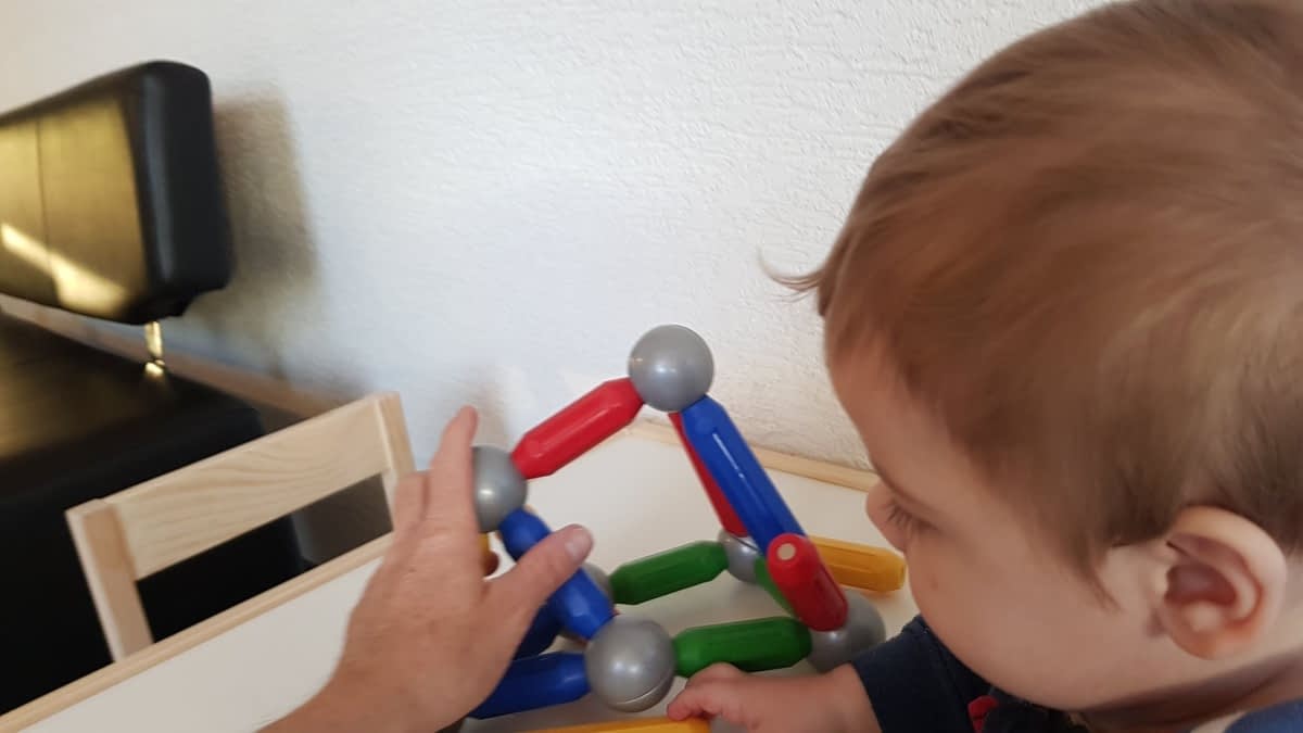 Kleinkind beim spielen Kleinkind beim spielen