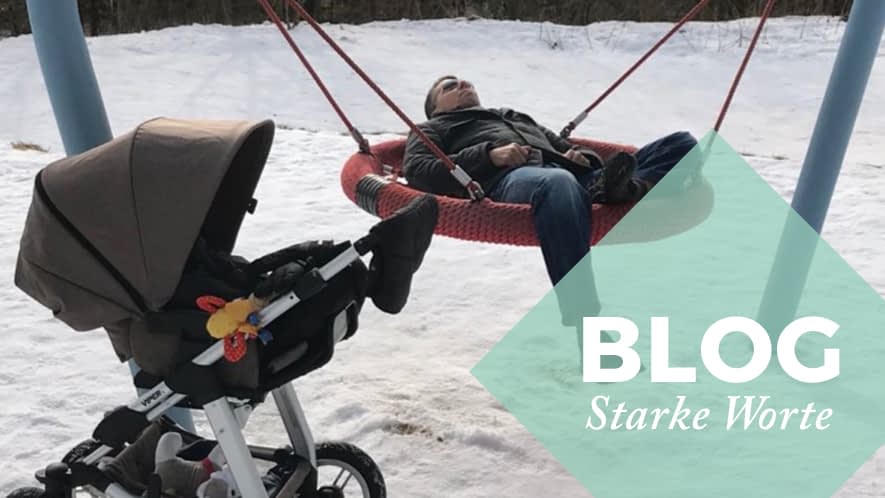 Mann in Netzschaukel mit Schriftzug