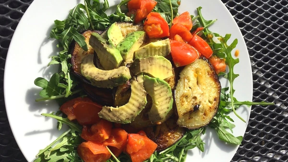 Avocado-Aubergine- Tomate- Rucola Salat