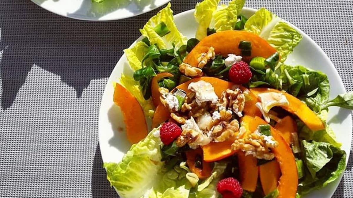 Salat mit Walnüssen und Himbeeren