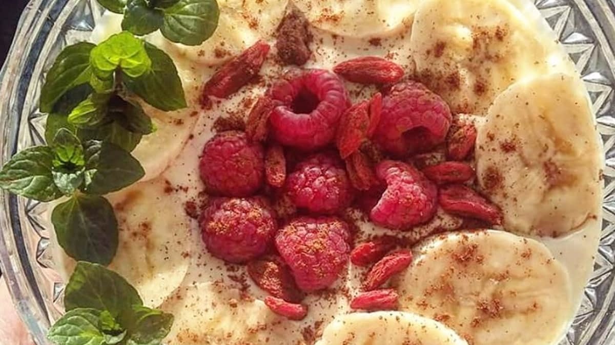 Dessert mit Bananen und Himbeeren