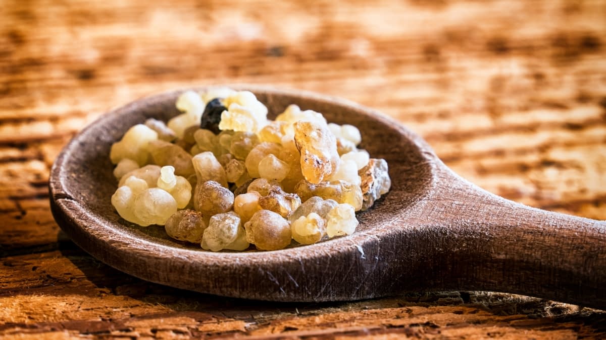 Weihrauch auf Holzlöffel