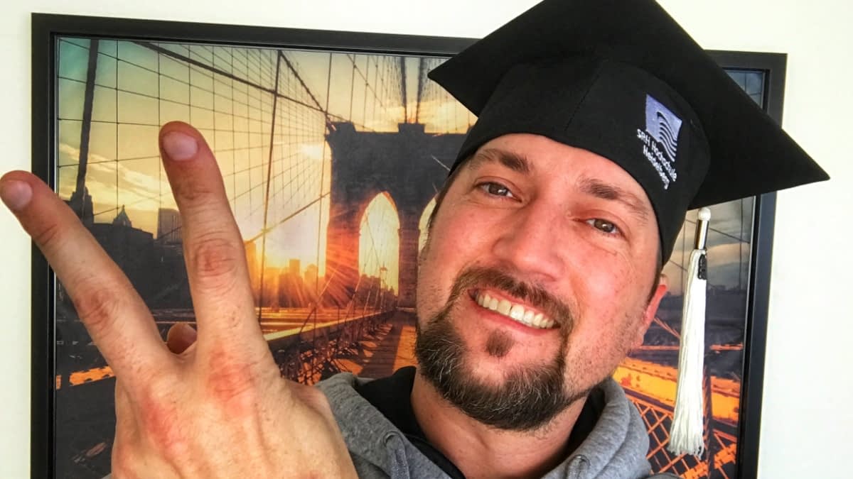 MS-Betroffener Alex lachend und glücklich 