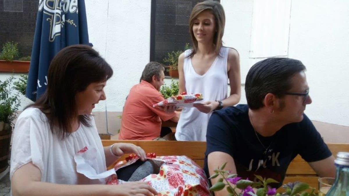 MS-Betroffene Nicole packt Geschenke aus