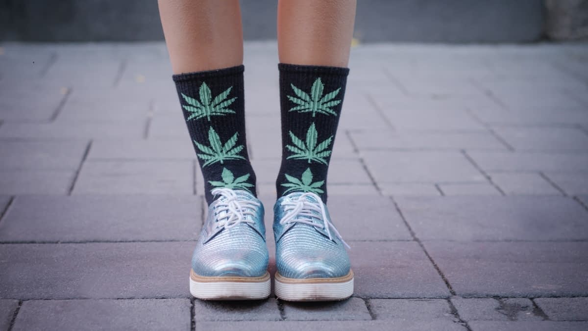 Füße einer Frau mit Hanfblatt-Socken Füße einer Frau mit Hanfblatt-Socken