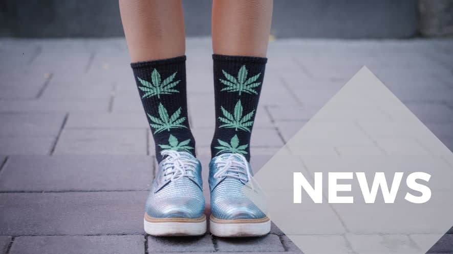 Füße einer Frau mit Hanfblatt-Socken