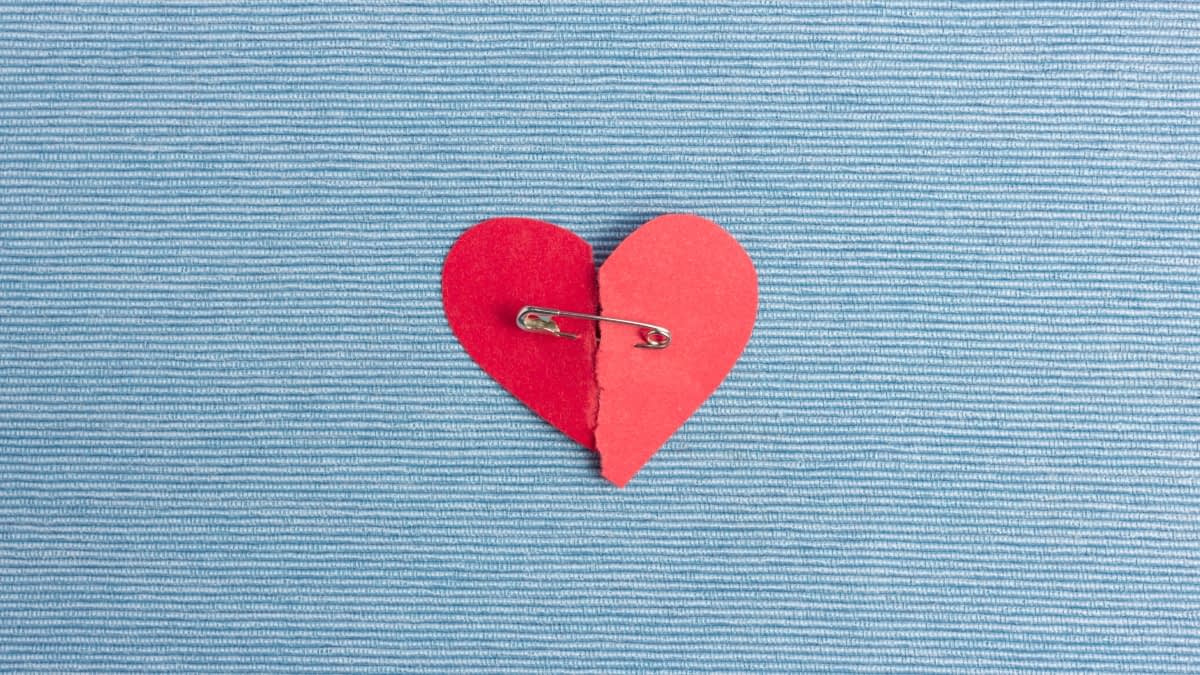 Papierherz mit Sicherheitsnadel