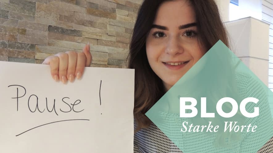 Lara mit Pause-Schild