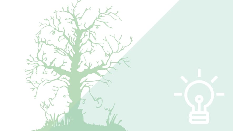 grüner Baum mit versteckten Gesichtern