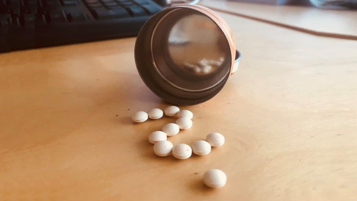 Fragezeichen durch Tabletten symbolisiert  