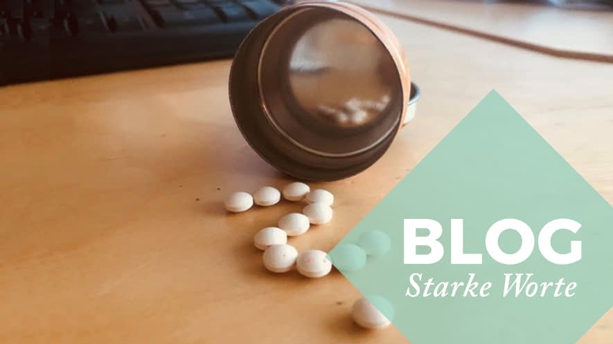 Fragezeichen durch Tabletten symbolisiert  