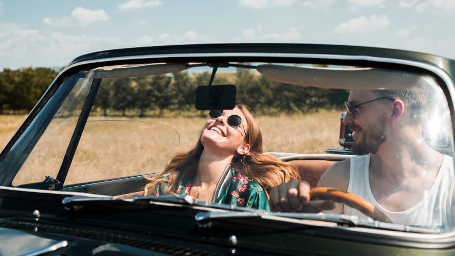 Zwei junge Menschen im Auto