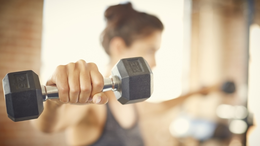 Frau mit Kurzhantel