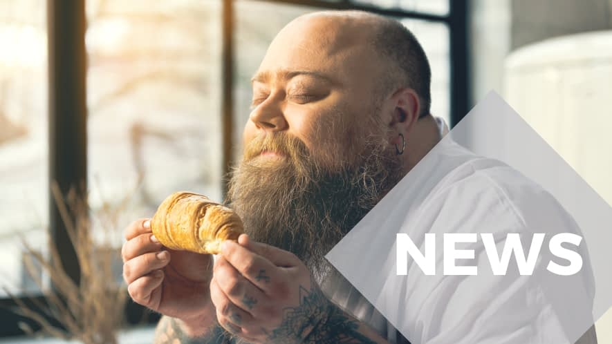 Mann riecht an Croissant