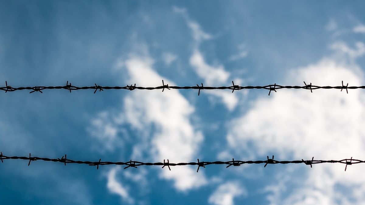 Stacheldraht mit Himmel im Hintergrund