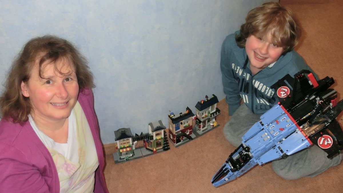 Simone und ihr Sohn beim Spielen