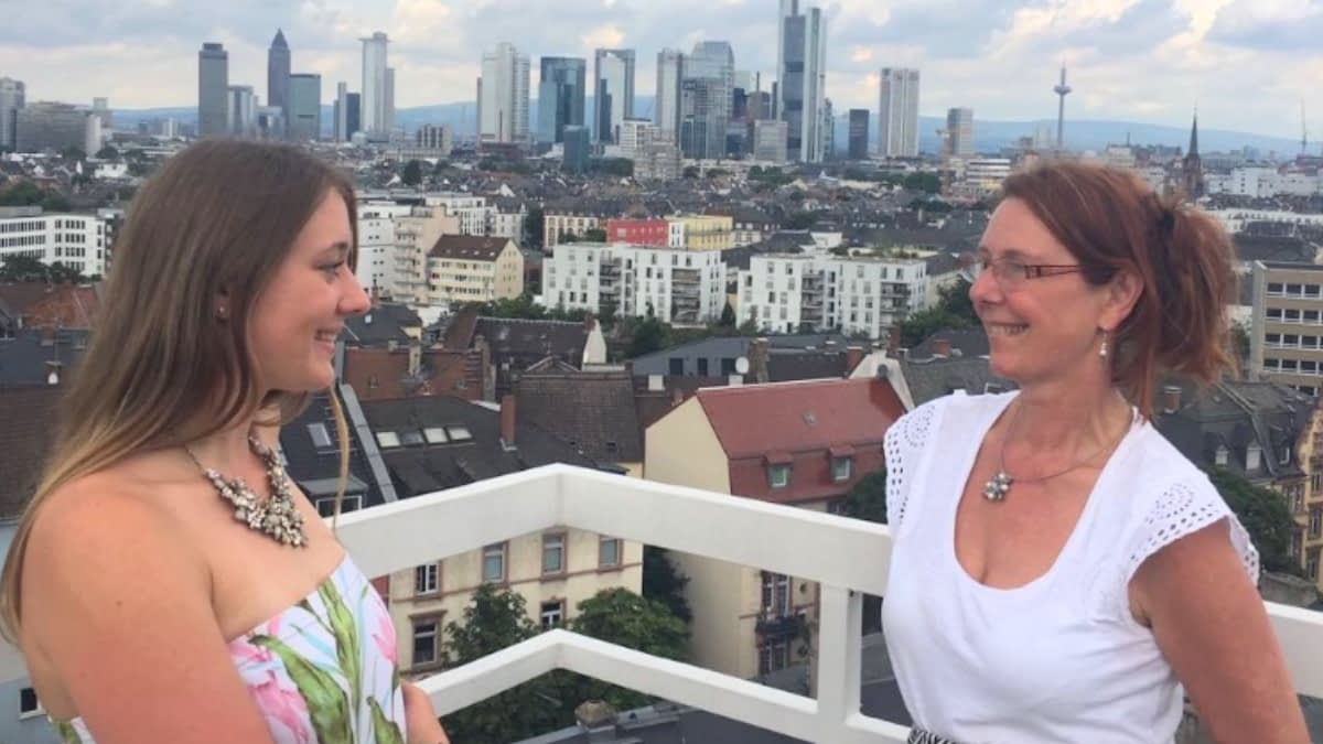 Mathilde und Heike vor der Frankfurter Skyline