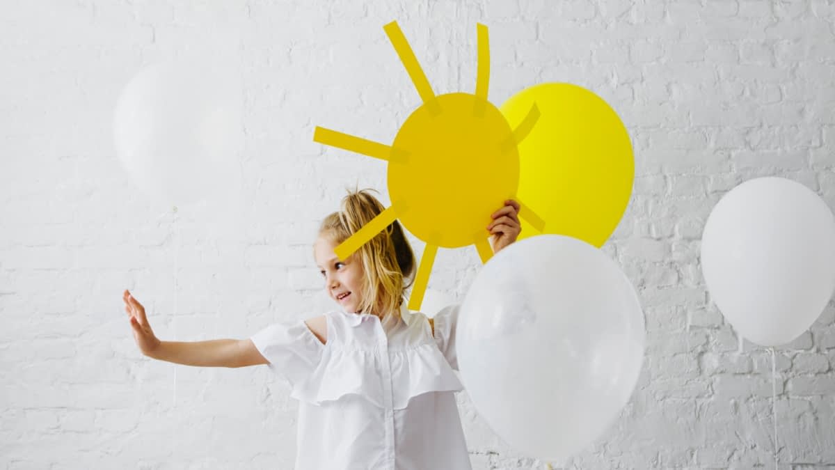 Mädchen mit Papiersonne