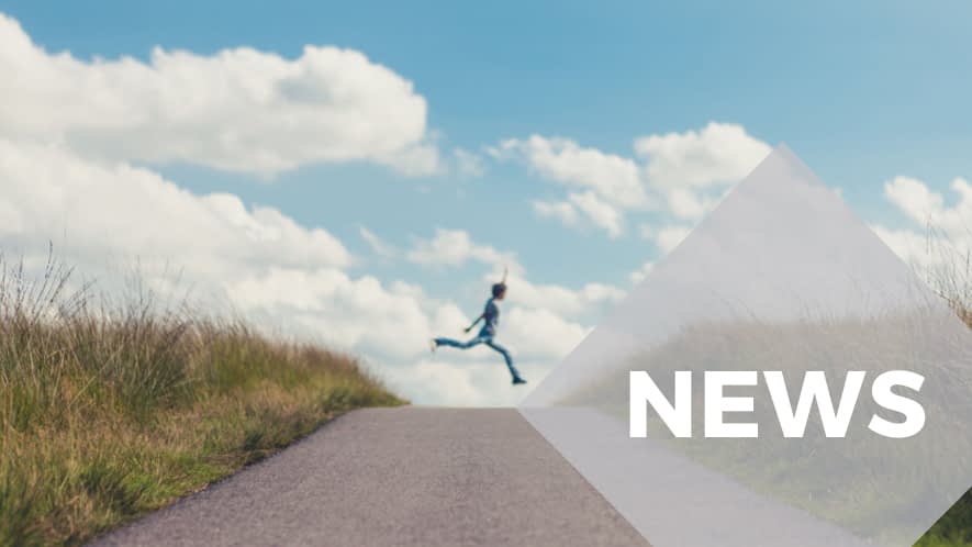 Teenager springt über einen Weg in den Dünen